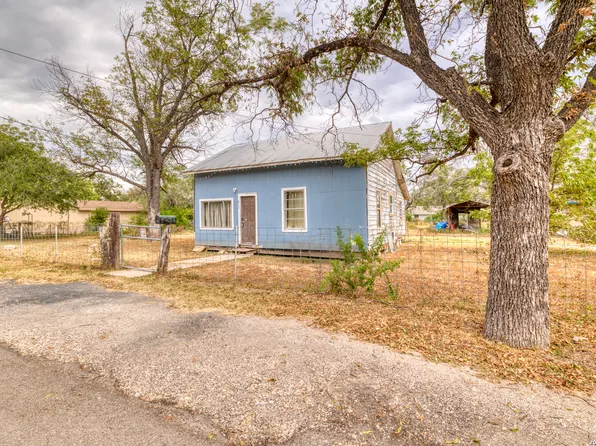 817/819 W Cargile, Uvalde, TX 78801