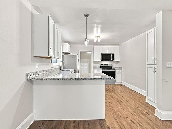 3rd image of 4861 Elmhurst Ave