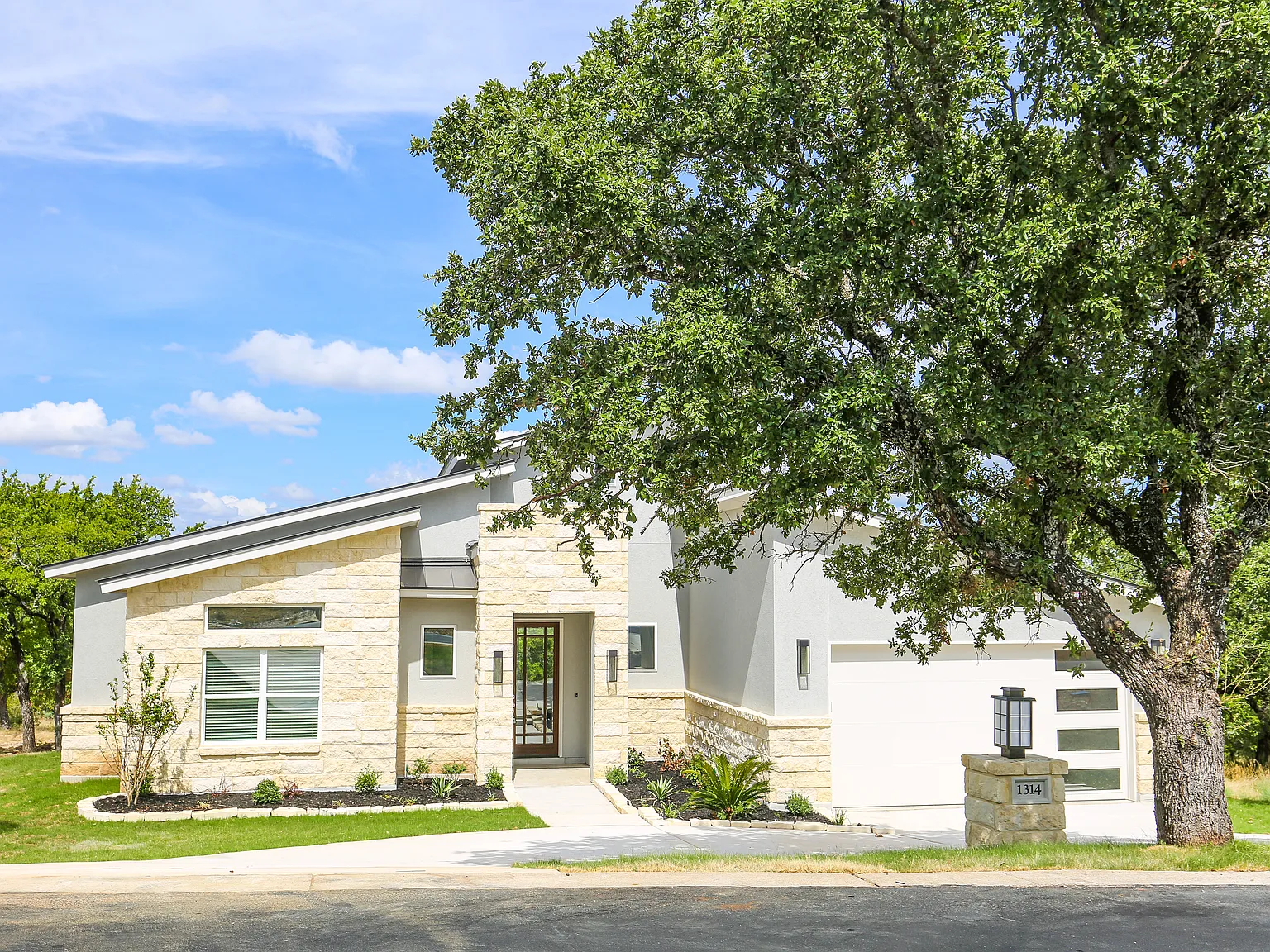 3 bed, 1885 sqft, $3,300 — Photo 4