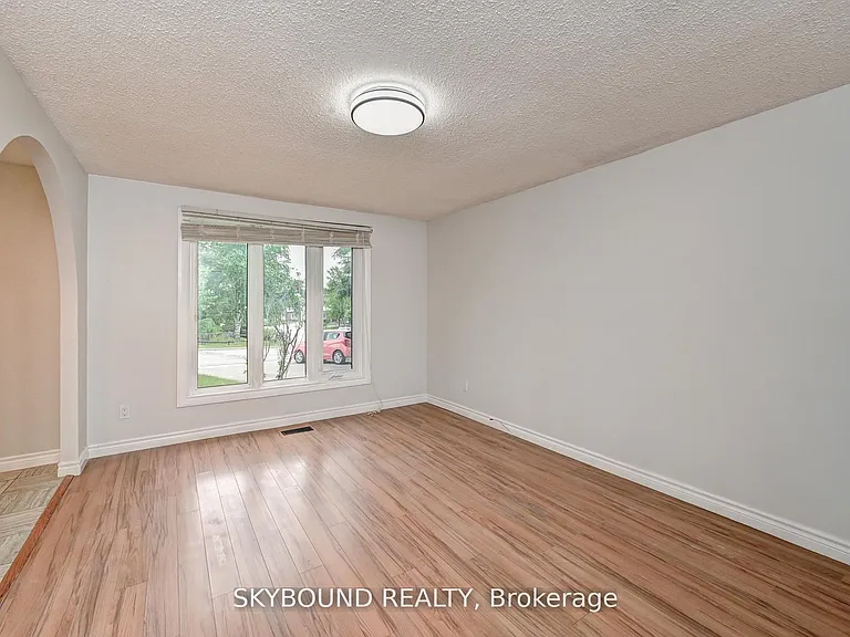 48 Cluthe Cres — Photo 11