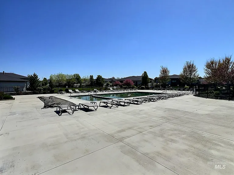 2087 S Hills Ave — Photo 29