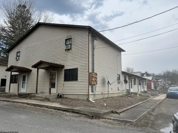 90 Johnson Ave, Elkins, WV 26241