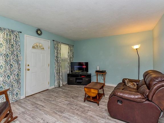 4th image of 3020 E Pine Ave
