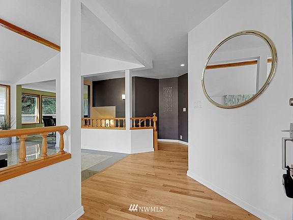 Such an open and bright entryway. 