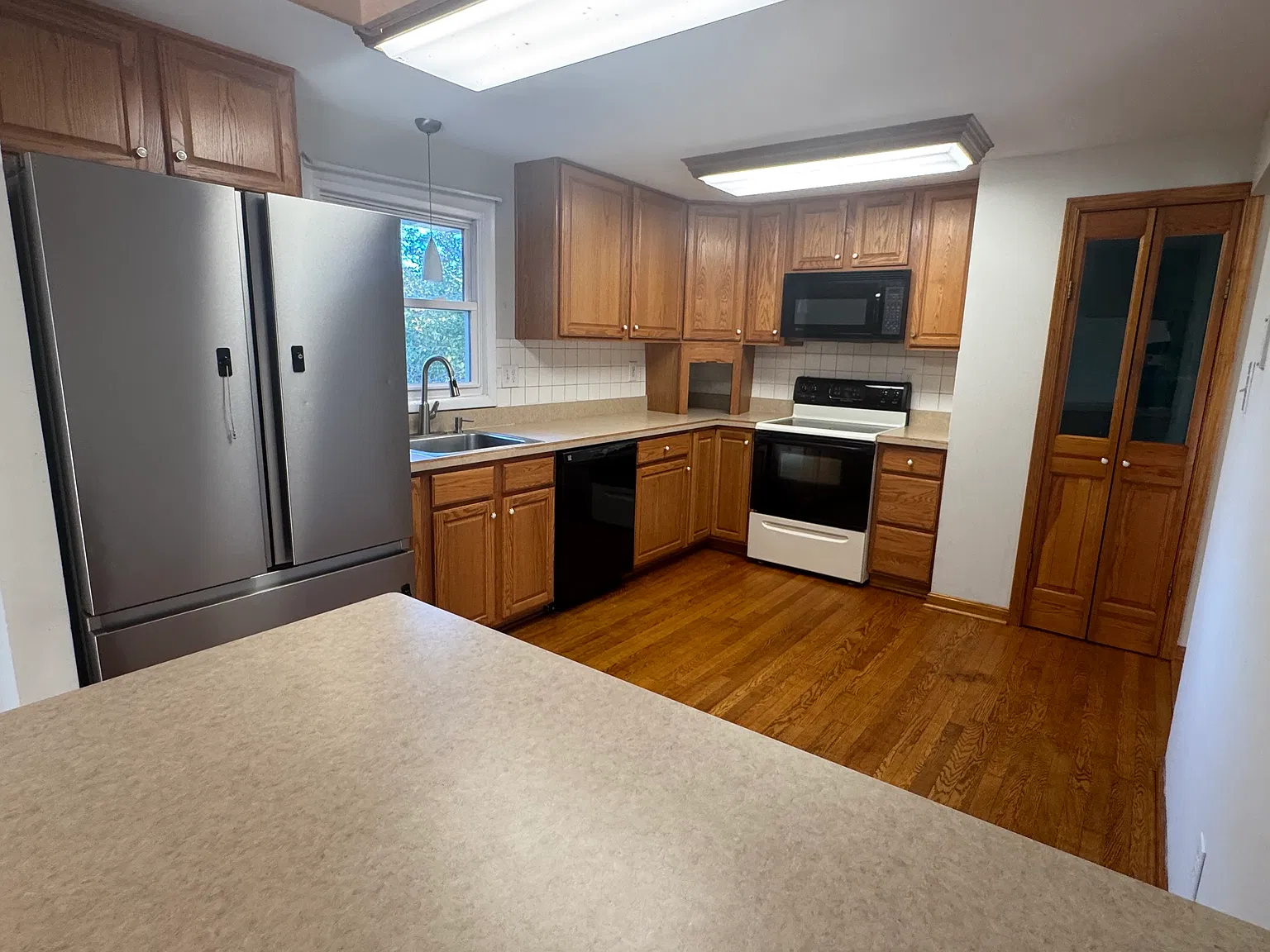 5 bed, 2400 sqft, $2,800 — Photo 3