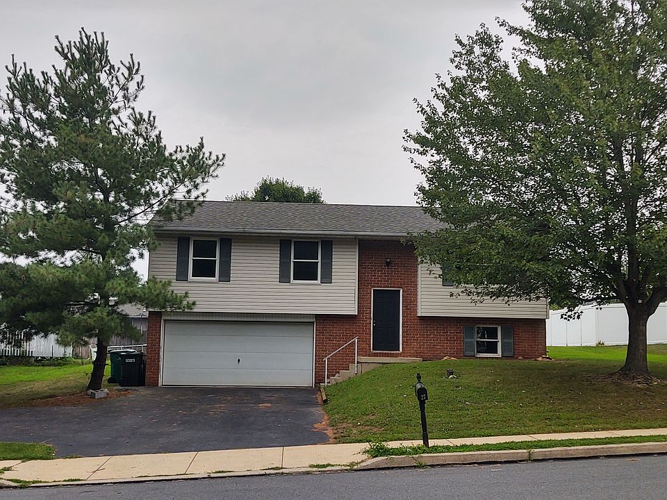 Single family bi-level home in Old Homestead Development.