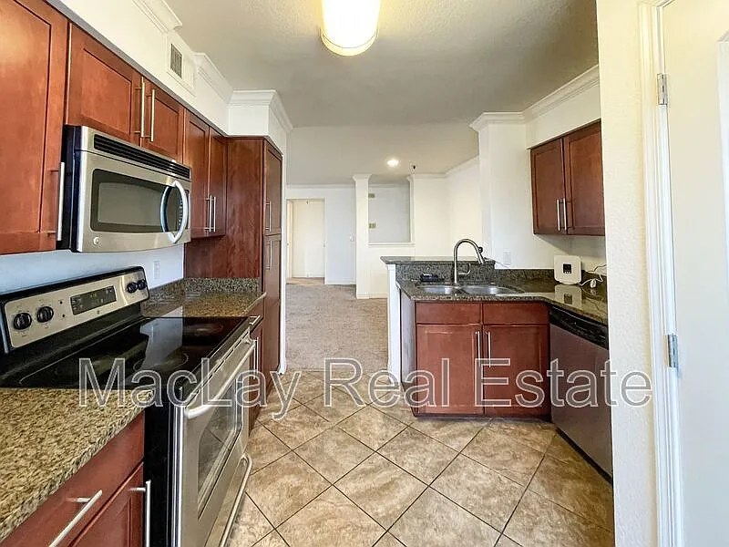 2 bed, 2.0 bath, 1076 sqft, $1,700 — Photo 2