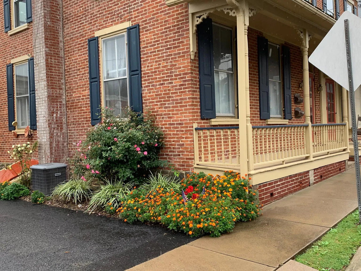 2 bed, 1.5 bath, 1200 sqft, $1,650 — Photo 2