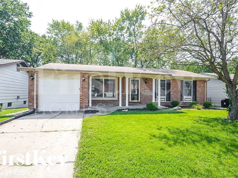 11321 Amboy Ln — Photo 2