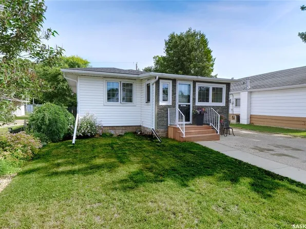 924 Hall STREET W, Moose Jaw, SK S6H 2S4