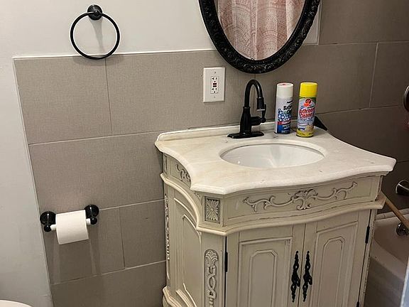 4th image of 1042 Clay Ave APT 2