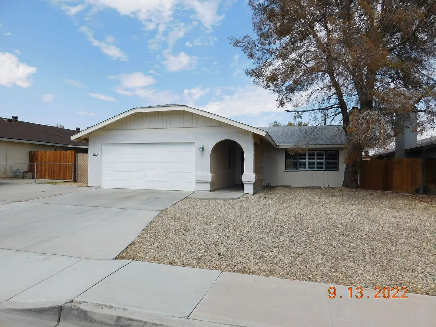 Charming 3-Bedroom Home with Garage & Appliances Included in Ridgecrest — Photo 2
