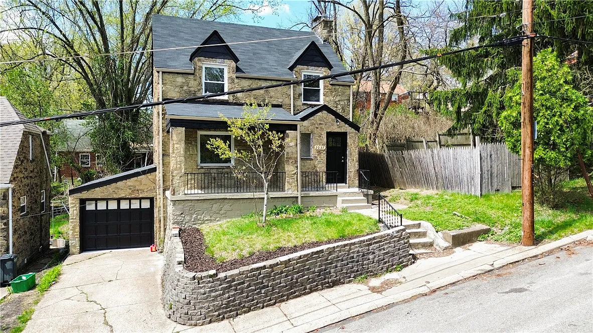 2037 Sampson St photo 1