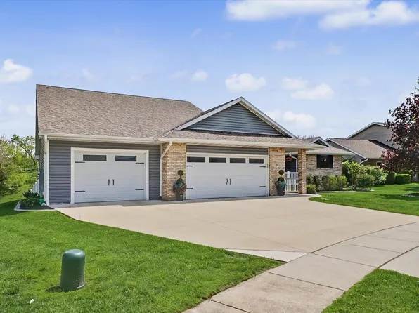 808 Cedar Ridge Ct, Mahomet, IL 61853