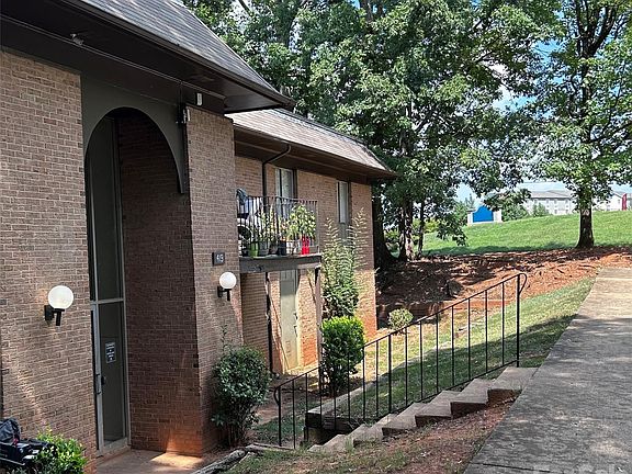 3rd image of 419 Orchard Trace Ln