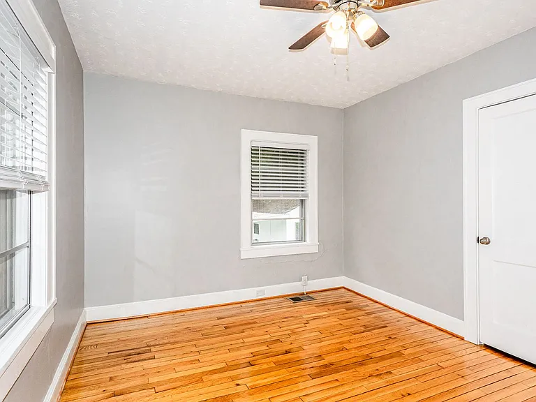 924 Hall St — Photo 9
