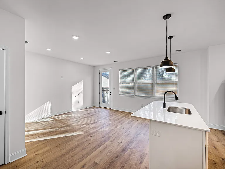 111 Williams St #B — Photo 5