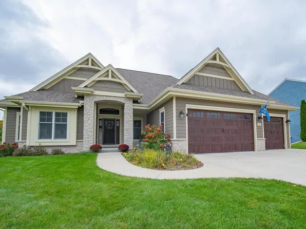 1525 Highlandview DRIVE, West Bend, WI 53095