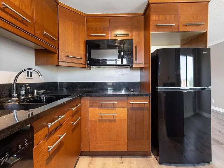 2033 E 3rd St #3K — Photo 8