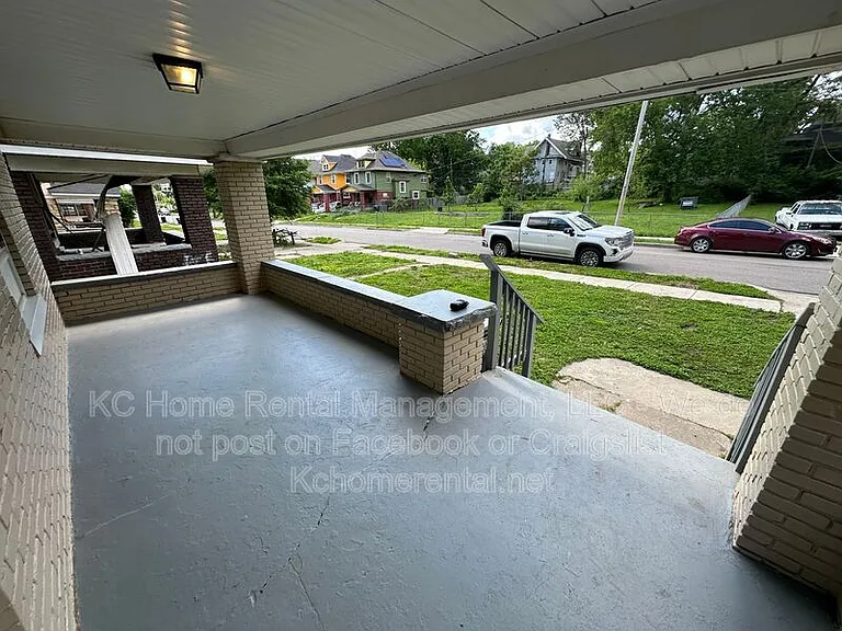 3016 E 32nd St — Photo 3