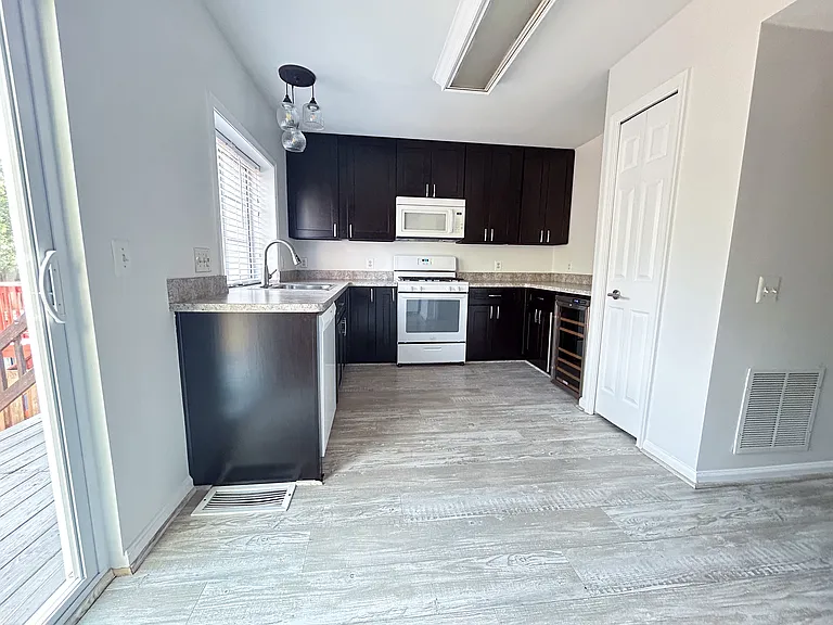 303 Bridle Crest Sq NE — Photo 3