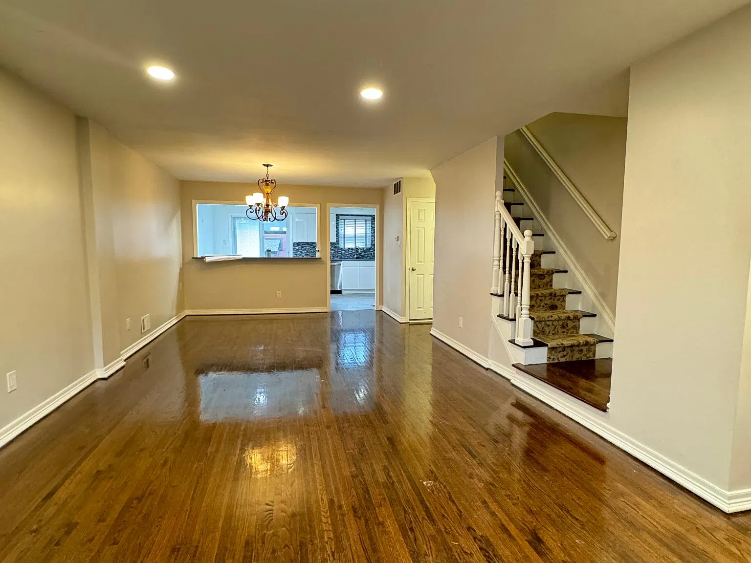 3 bed, 1.5 bath, 1900 sqft, $3,000 — Photo 1