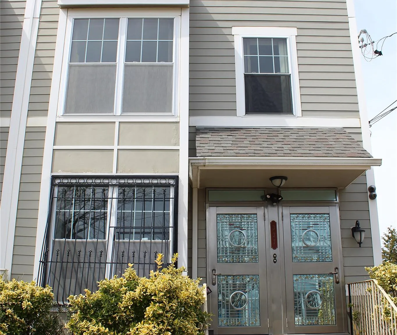 3 bed, 2.0 bath, 2460 sqft, $3,753 — Photo 1