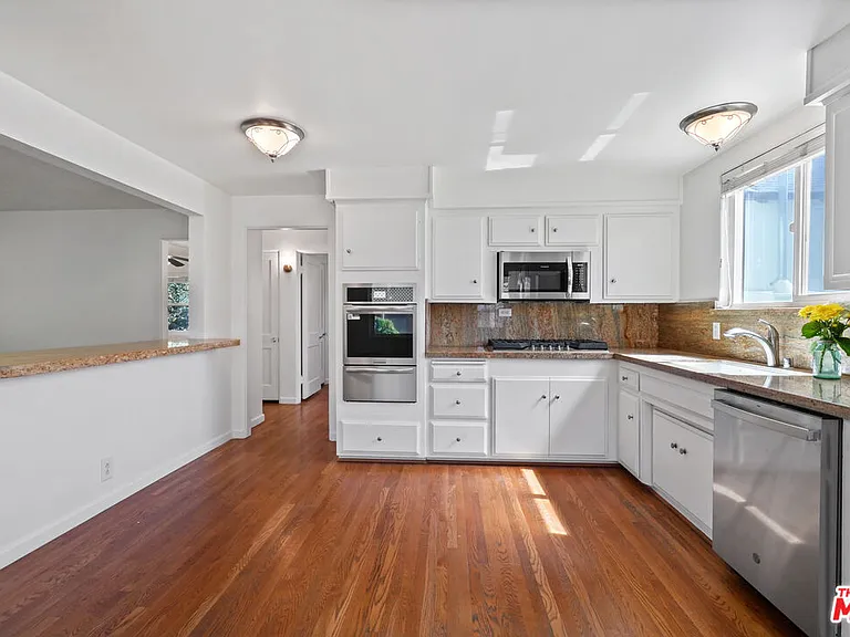 4940 Placidia Ave — Photo 18