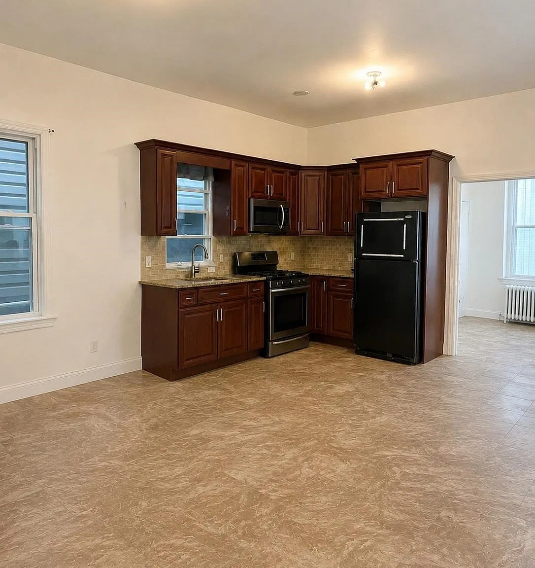 3 bed, 1.0 bath, $3,350 — Photo 2
