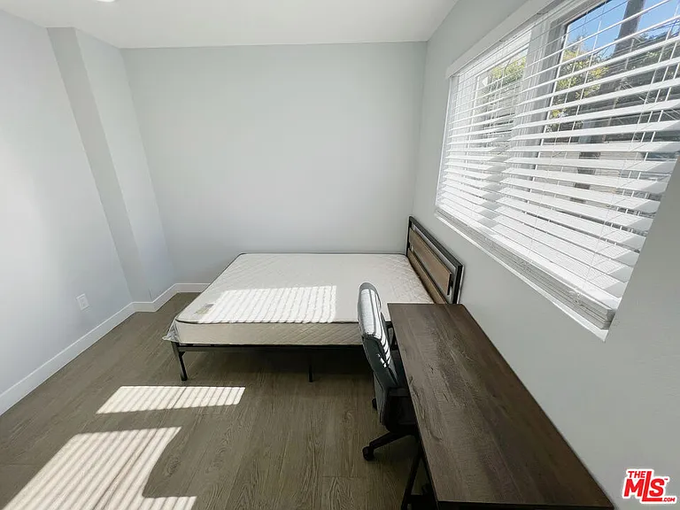 2641 S Budlong Ave #2641 — Photo 8