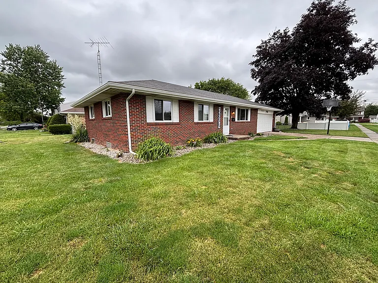 326 Pepperton Dr — Photo 2