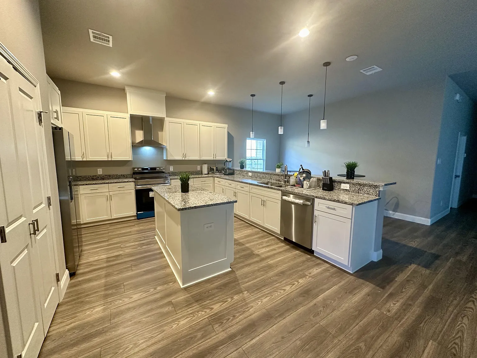 4 bed, 4.0 bath, 2200 sqft, $1,027 — Photo 3