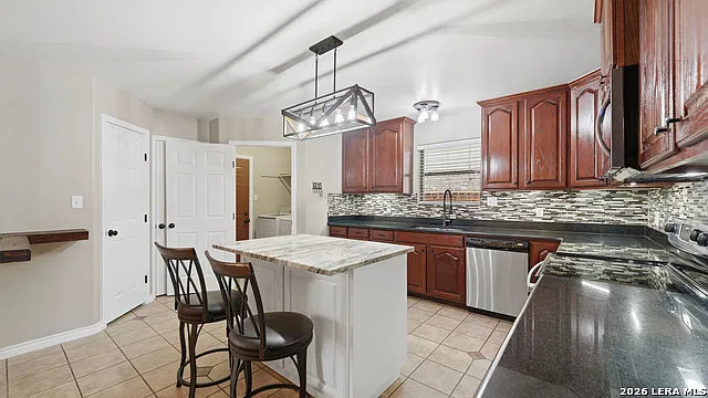3 bed, 2.0 bath, 1628 sqft, $1,900 — Photo 2