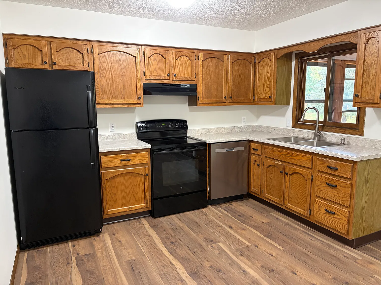 3 bed, 1559 sqft, $1,950 — Photo 3