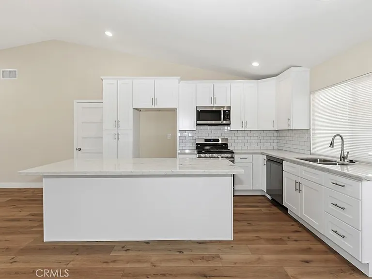 11471 Hollyvale Ave — Photo 3
