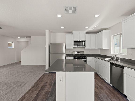 The kitchen of the Oak has sprawling granite countertops.