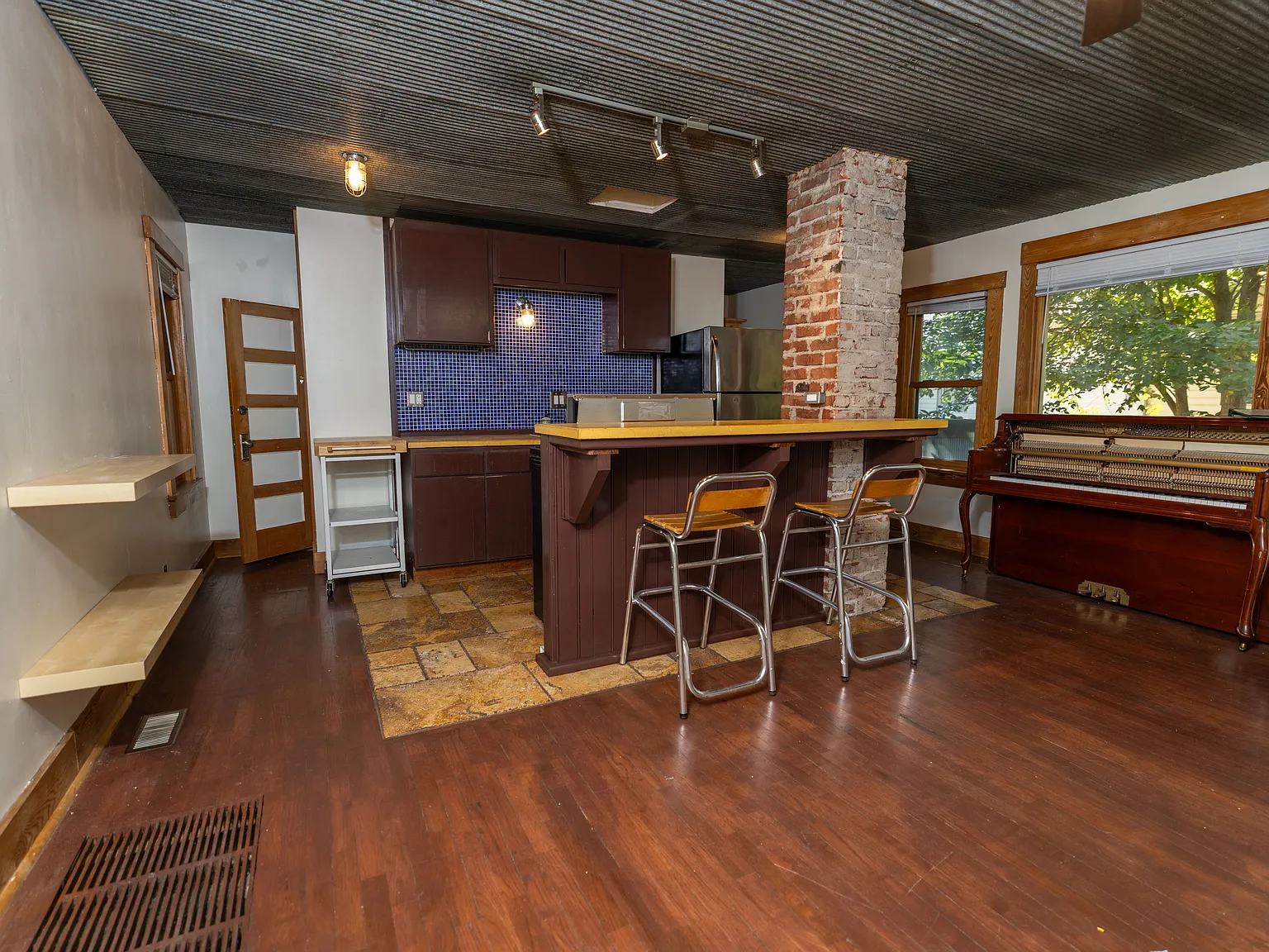 2 bed, 1200 sqft, $2,100 — Photo 2