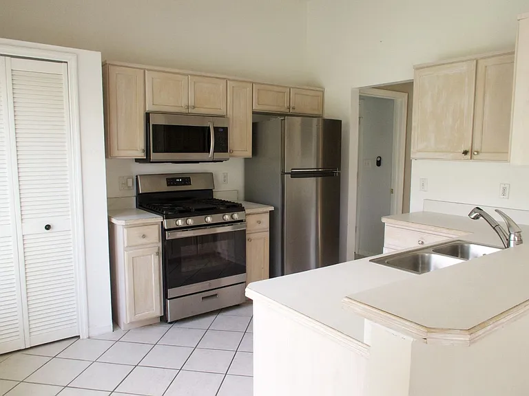 15640 Kensington Trl — Photo 4