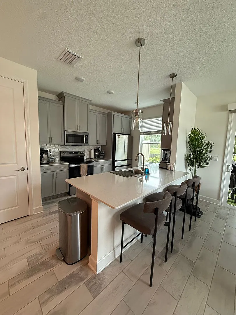 Spacious 4-Bedroom End-Unit Townhome with Lake Views in Nocatee — Photo 2