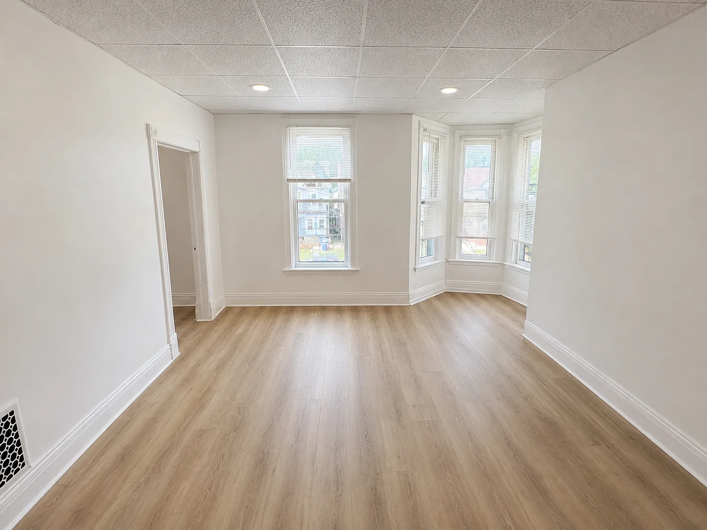 3 bed, $1,600 — Photo 2