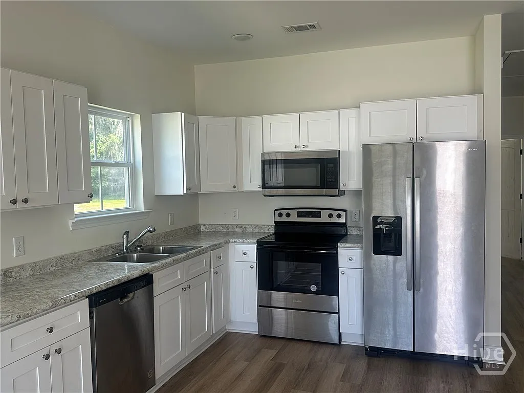 3 bed, 2.0 bath, 1196 sqft, $1,600 — Photo 3