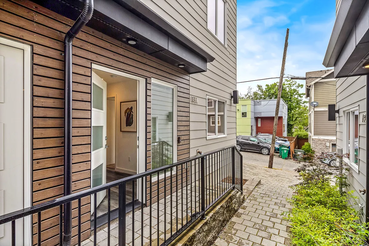 Building Photo - 132A W Florentia St
