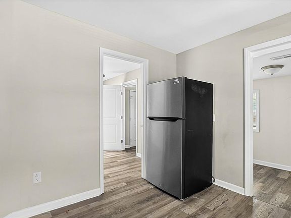 5th image of 403 Spring Ct