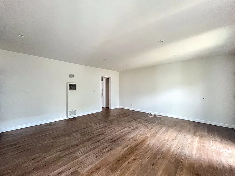 3814 S Bronson Ave — Photo 9