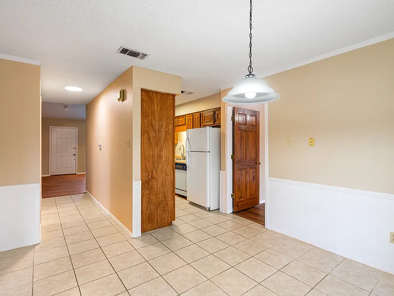 1876 Woodside Ln — Photo 10