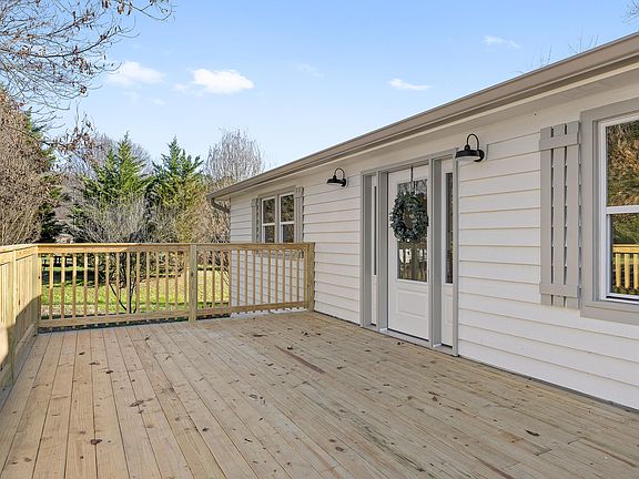 4th image of 194 Winding Creek Cir NW
