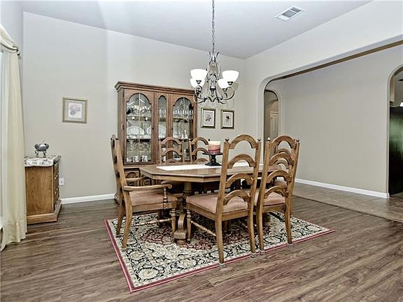 5th image of 204 N Rawhide Trl