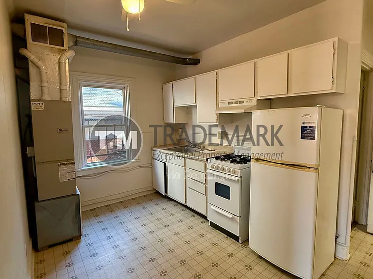 154 E Walnut St #6 — Photo 6