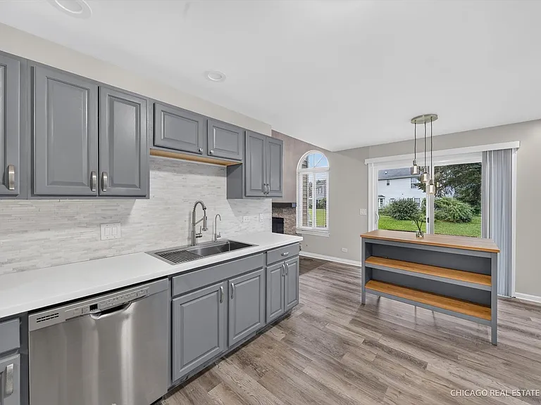 152 Brittany Dr — Photo 2