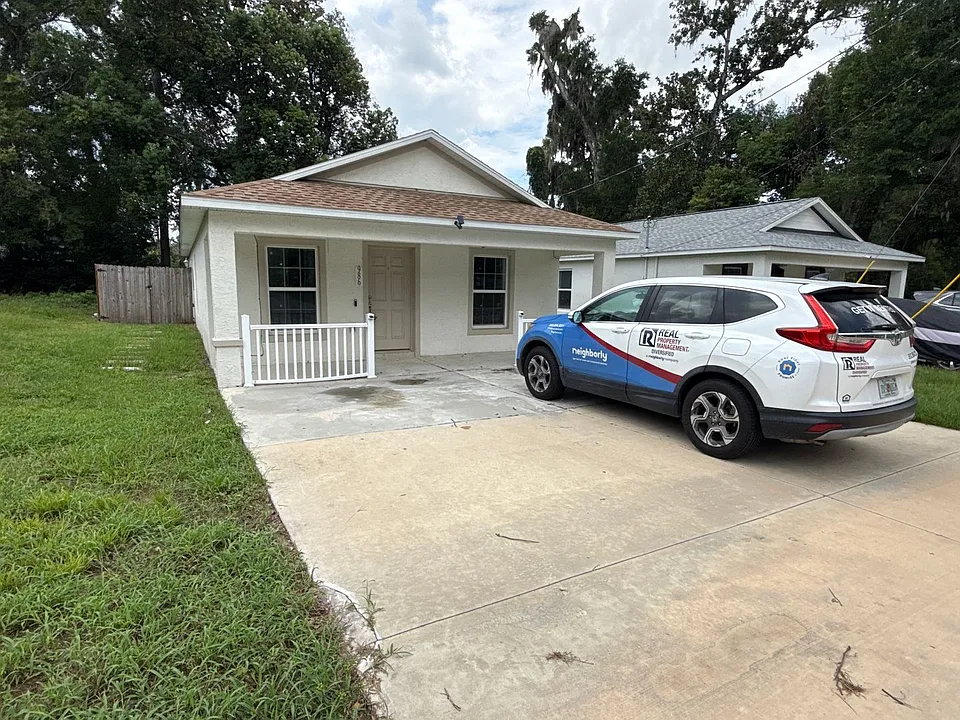 986 NW 1st St